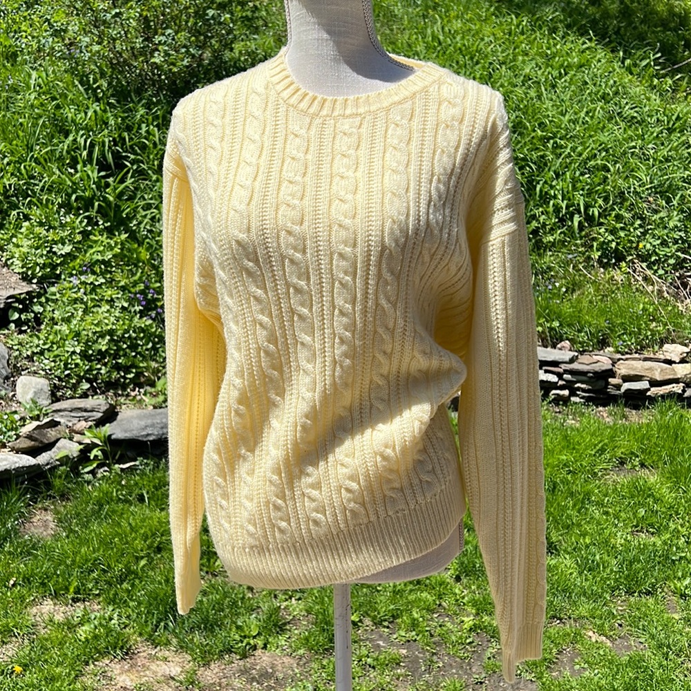 Baxter Wells
Beautiful buttery creamy yellow cable knit sweater Size Large